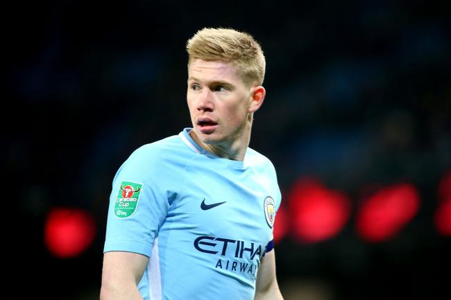 内马尔赛前牵着自己的女儿马维入场，之后还给女儿比心